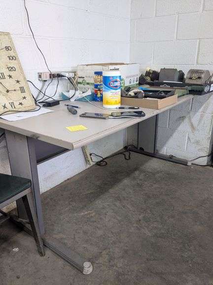 Table (63"x 30" x 28")