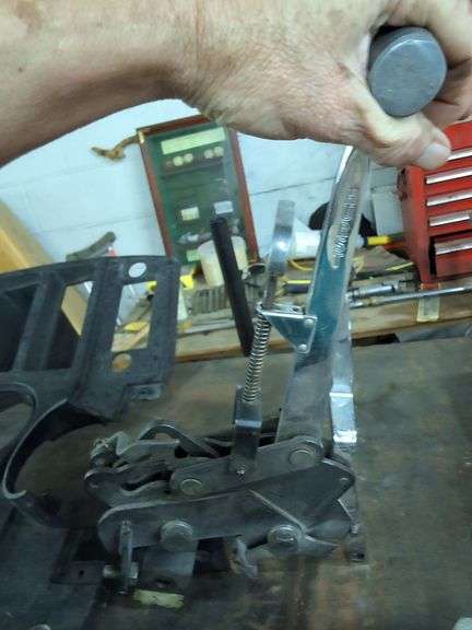 Hurst V-gate in line 4 speed racing shifter and mounting plate image