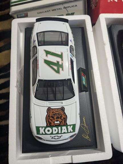 3 Revell 1:18 scale diecast replica cars: Lake Speed Cartoon Network, 1 Monte Carlo and 41 Kodiak