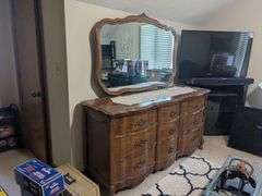 5 piece king size Bassett furniture set