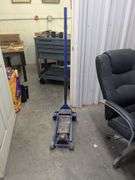 Duralast 3 ton piston quick lift, oil funnel and jug