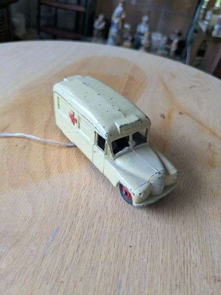 Glass case: Dinky 30H Daimler ambulance