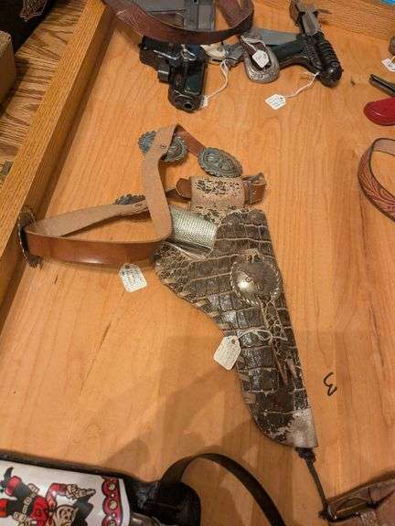 Cap pistol w/chrome and holster image