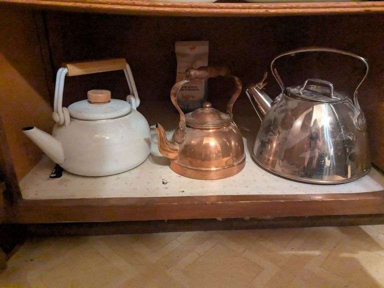 Bottom shelf: 3 teapots image