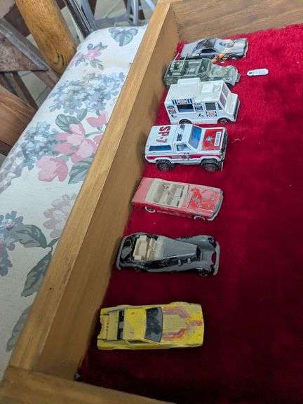 Glass case: 6 hotwheels, 1 matchbox, 1974 - 1983