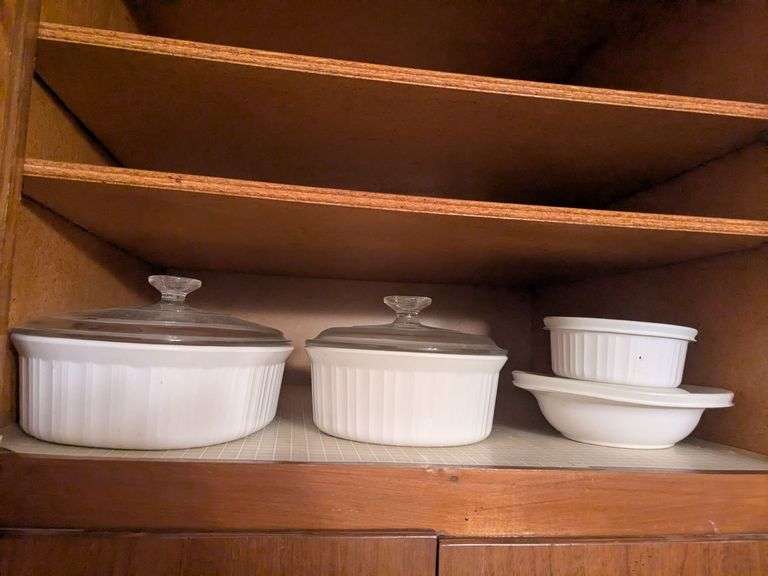 Bottom shelf: 2 baking dishes and 2 storage dishes with lids image