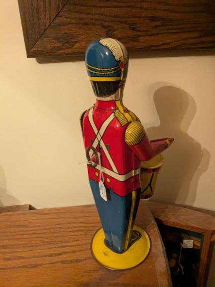 13" Wolverine #27 drum major tin wind up