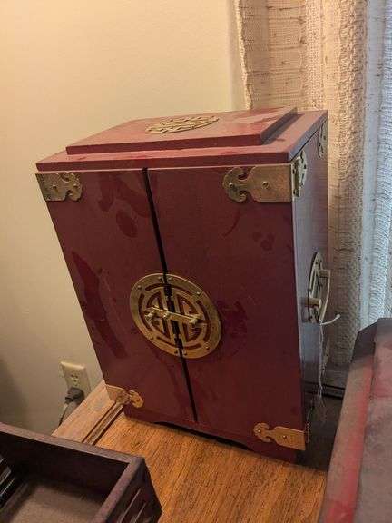 Oriental jewelry box image
