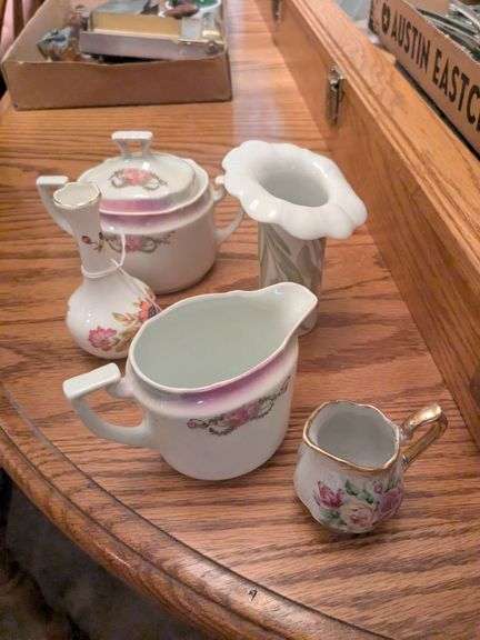 2 Vases, matching sugar and creamer, small creamer image