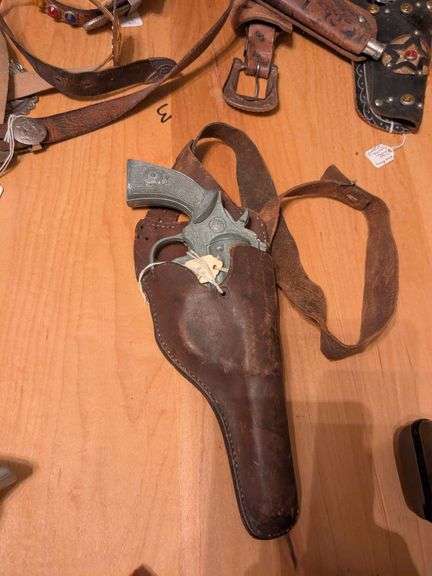 Hubley 1935 bulldog cap pistol w/ holster leather image