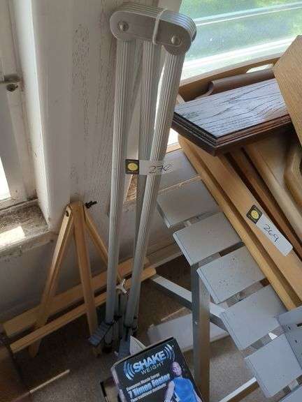 1 Wooden easel, 1 metal easel