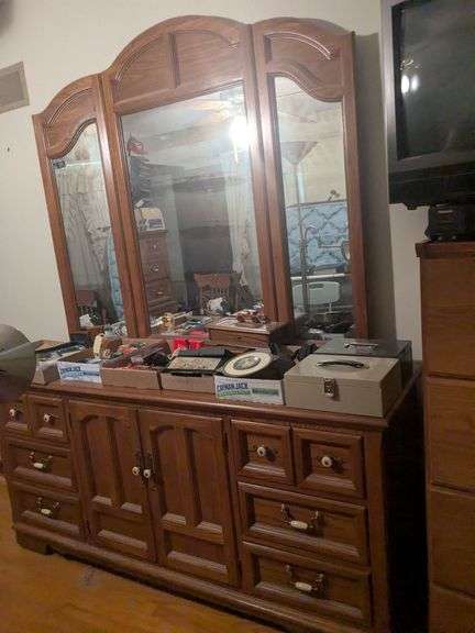 Dresser (33" x 70" x 19") image