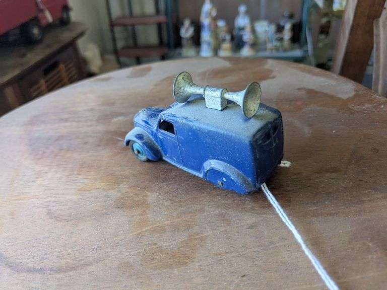 Glass case: Dinky 34c loud speaker van image