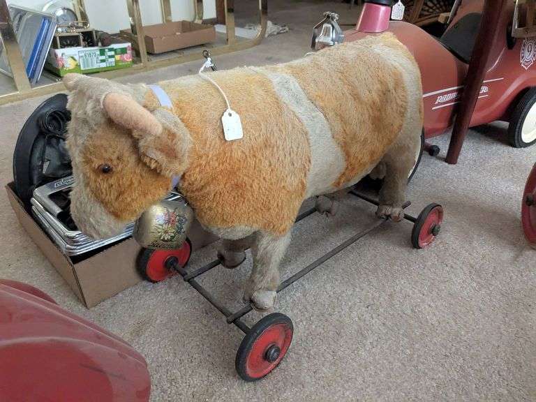 Steiff bull on wheels image