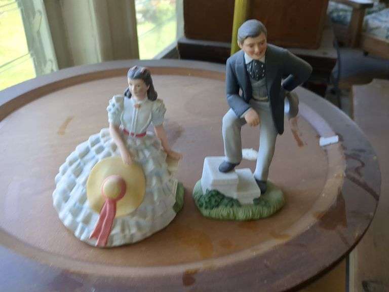 Lap stand, lazy susan, 2 Gone with the Wind figurines in glass case