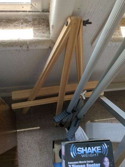 1 Wooden easel, 1 metal easel