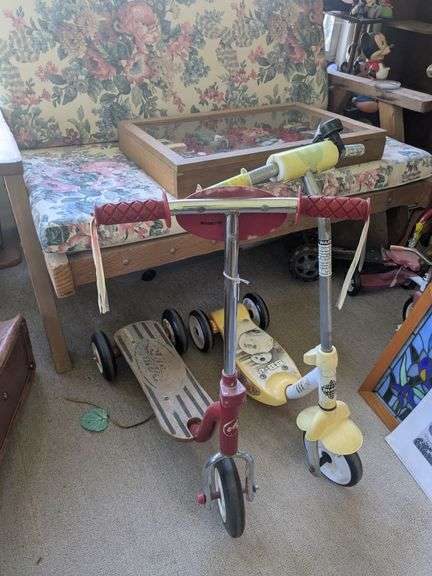 Radio Flyer 3 wheel scooter, Huffy 3 wheel scooter image