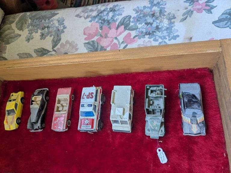 Glass case: 6 hotwheels, 1 matchbox, 1974 - 1983 image