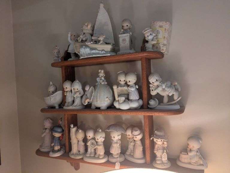 18 Precious Moments figurines image