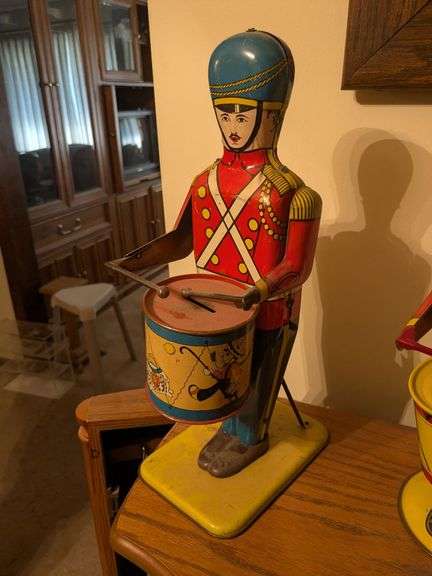 1930s Wolverine #27 drum major tin wind up image