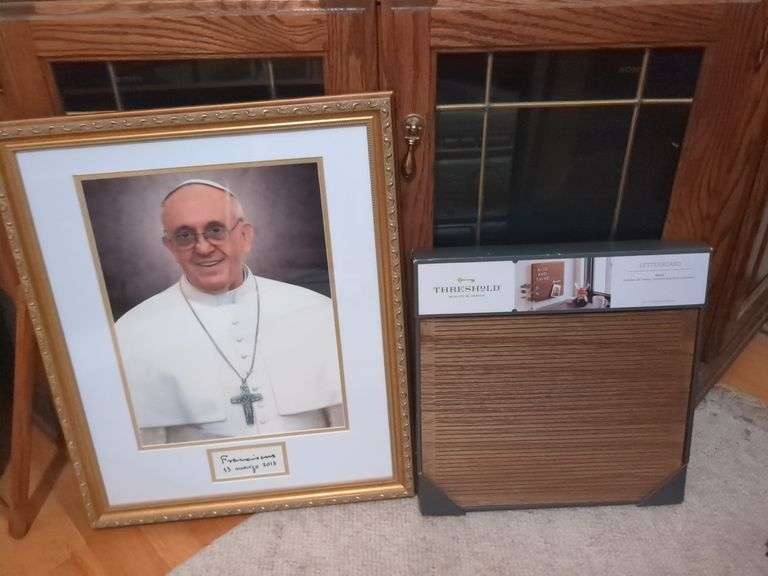 7 pieces of wall art inclding framed photo of the Pope
