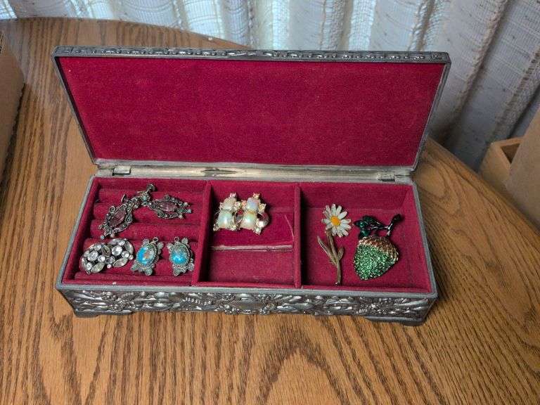 Jewelry box with vintage jewelry image