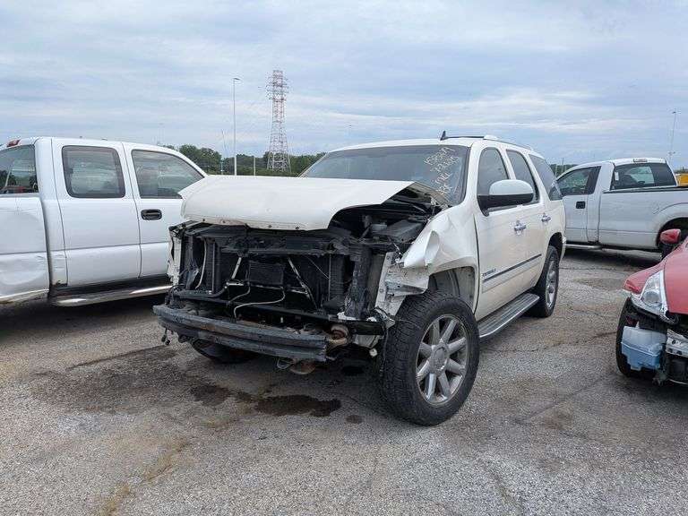 2010 GMC YUKON image