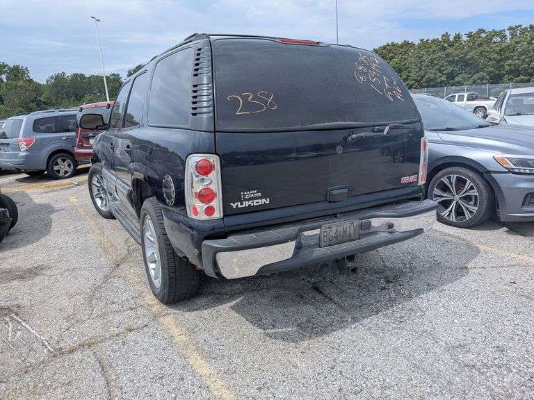 2004 GMC YUKON image