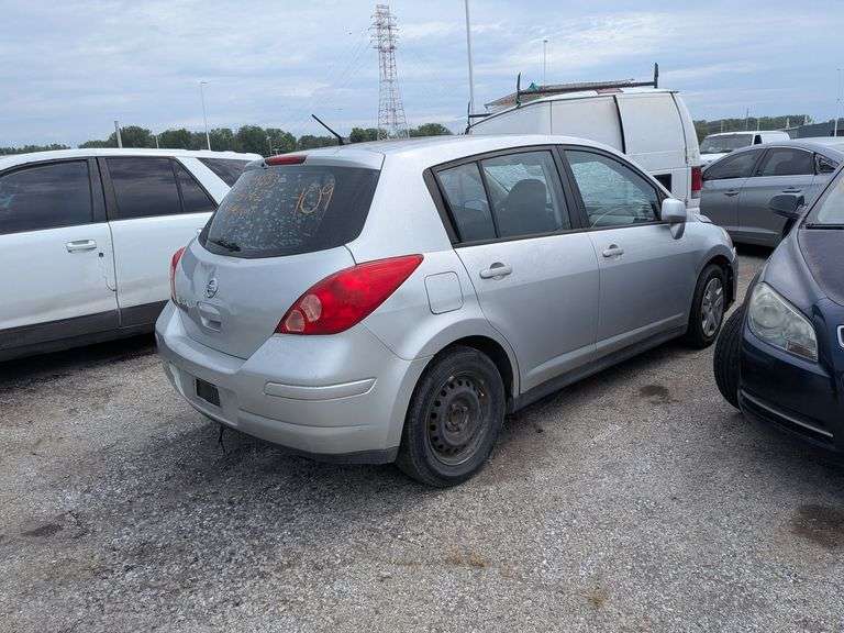2011 NISSAN VERSA image