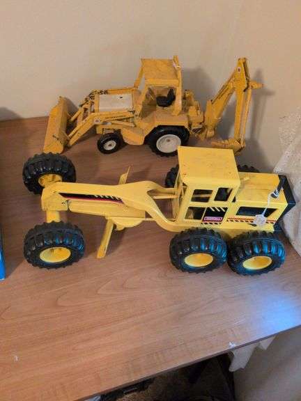 Tonka and International tractors image