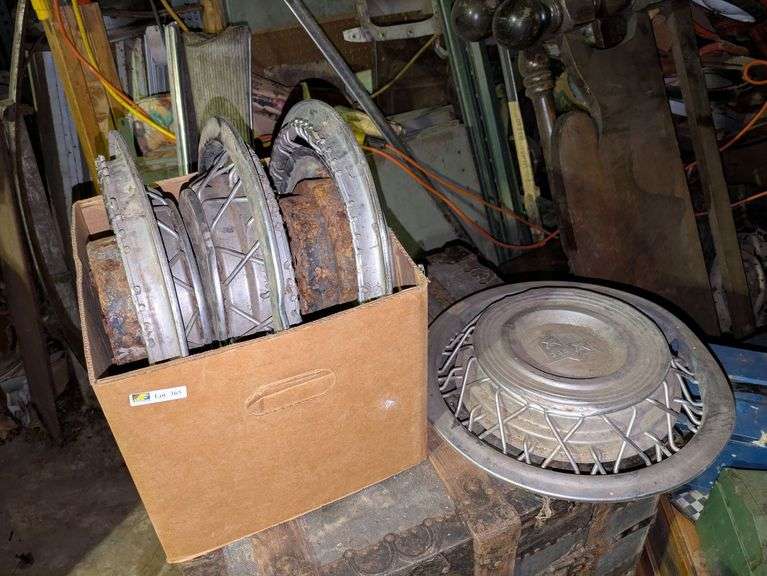 Vehicle Hubcaps image
