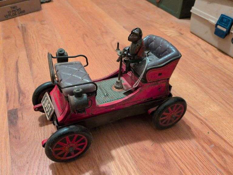 Vintage battery operated shaking car w/tin monkey driver image