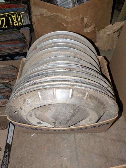 Vehicle Hubcaps image