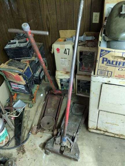 Two Floor Jacks image