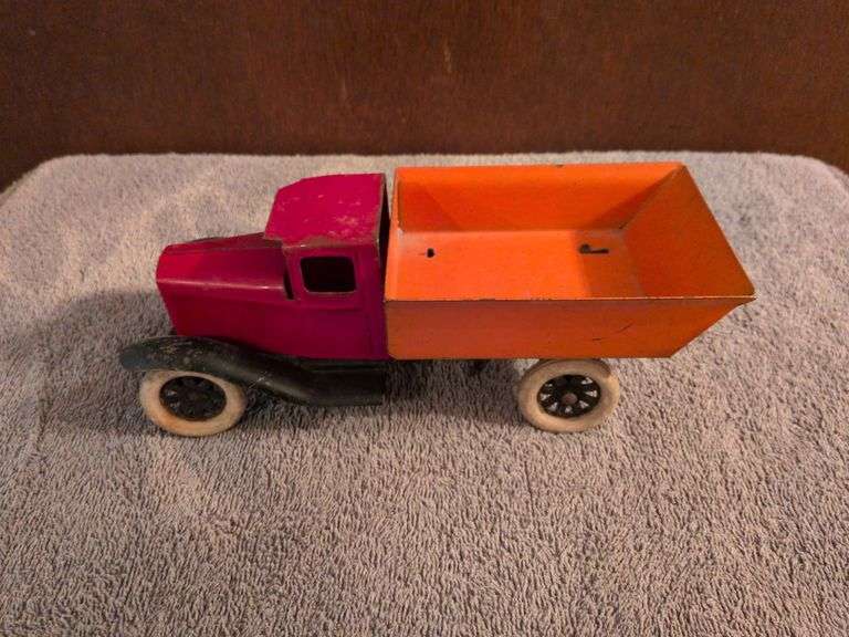 Wyandotte pressed steel dump truck image