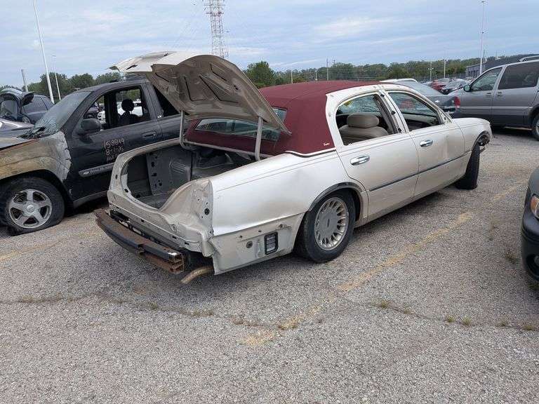 2001 LINCOLN TOWN CAR image