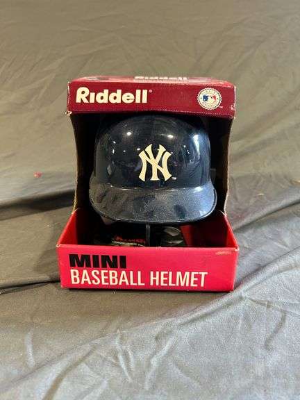 Riddell New York Yankees Mini Helmet