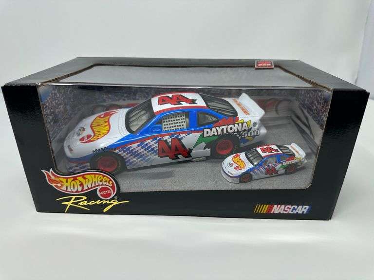 1998 Hot Wheels Racing Two Car Pack 1:24 and 1:64 Daytona 500 #44 Collector Car (no item number)