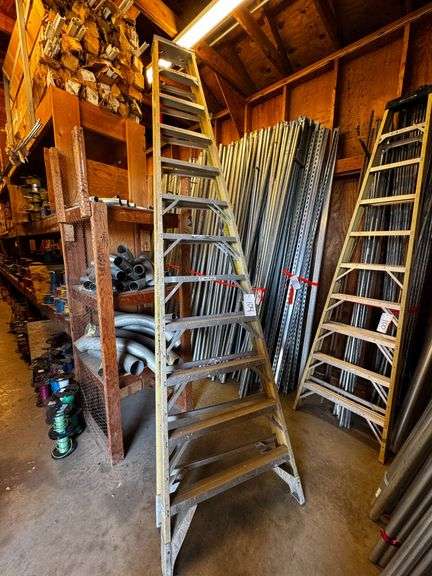 Werner 12-Foot Non-Conductive Fiberglass Stepladder with 300 Lb Capacity image