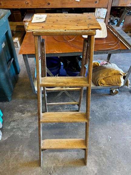 Werner Model W334 4-Foot Wooden Stepladder with 200 Lb Capacity image