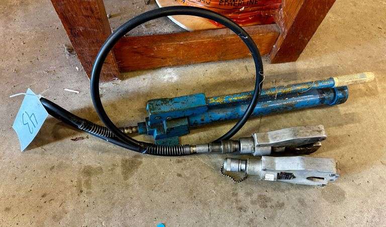 Anderson Electric Versa-Crimp Hydraulic Compression Tool with Pump, Hose, and Two Remote Crimp Heads. image