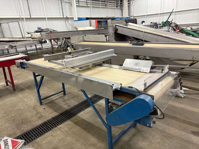Conveyer Packing Table image