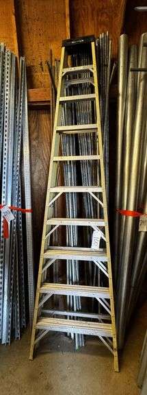 Werner 10-Foot Fiberglass Stepladder with 300 Lb Rated image