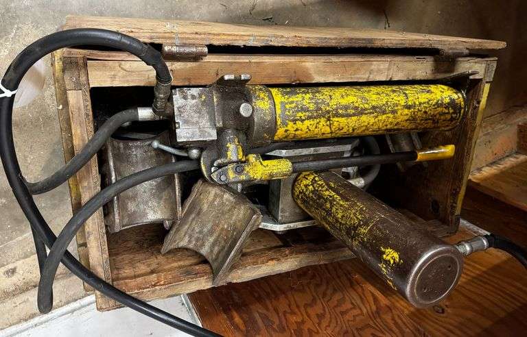 Hydraulic Conduit Bender in Wooden Case image