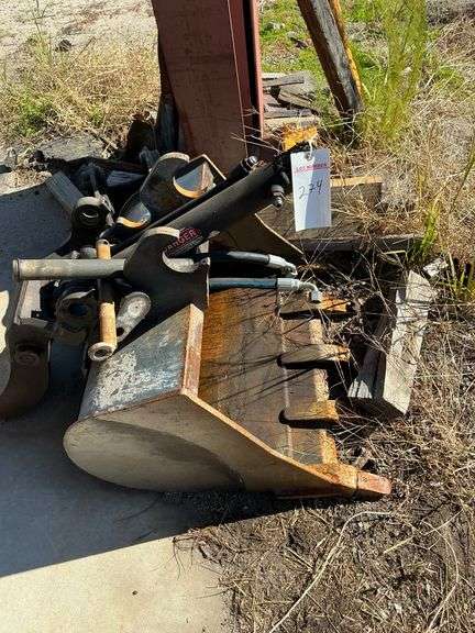 Small Implement Bucket and Thumb image