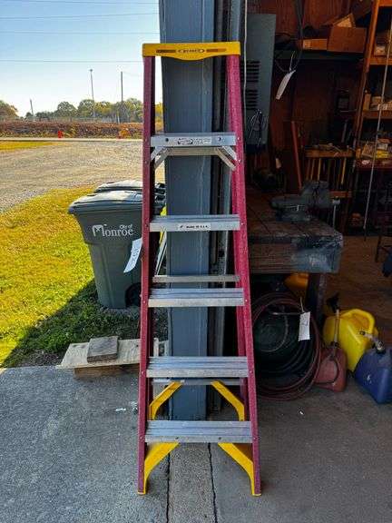 Werner 6-Foot Non-Conductive Fiberglass Stepladder with 225 Lb Capacity image