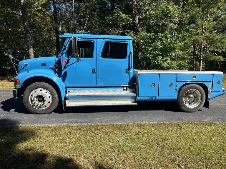 2000 International 4700 530 Power Lo-Profile RV Toter 
VIN 1HTSLADM5YH662434 image