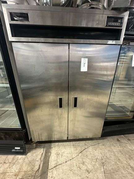 MCII Stainless Steel Commercial Refrigerator/Freezer w/Shelves image