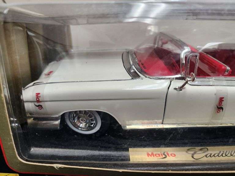 Maisto Special Edition 1:18 Scale Cadillac Eldorado Biarritz Die Cast