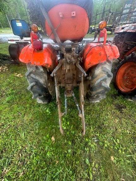 Kubota Mini Tractor model B7100 HST